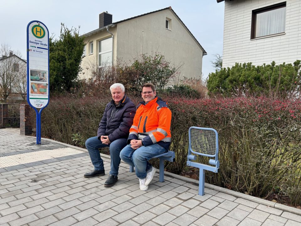 Bildunterschrift: Ortsvorsteher Peter Schenk und Bürgermeister Sebastian Wysocki an der neu barrierefrei gestalteten Bushaltestelle „Danziger Straße“.